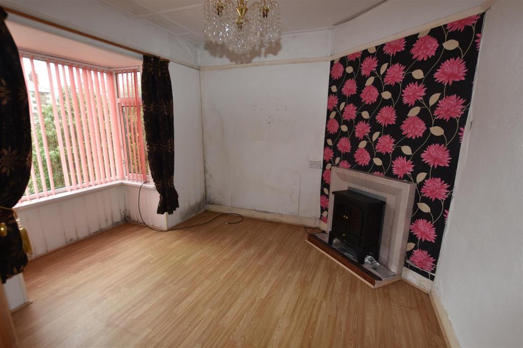 Lot: 163 - DETACHED BUNGALOW FOR UPDATING - Living room